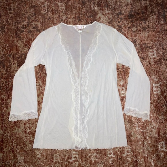 Vintage White Robe - Picture 2 of 6